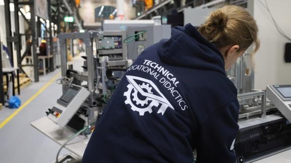 Eine Auszubildende bedient am Campus Buschhütten eine High Tech-Anlage.
