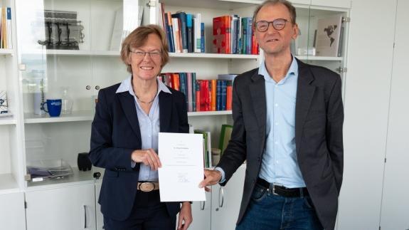 Rektorin Stefanie Reese verabschiedet Prof. Erhard Schüttpelz in den Ruhestand.