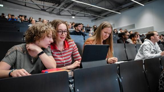 Studierende im Hörsaal.