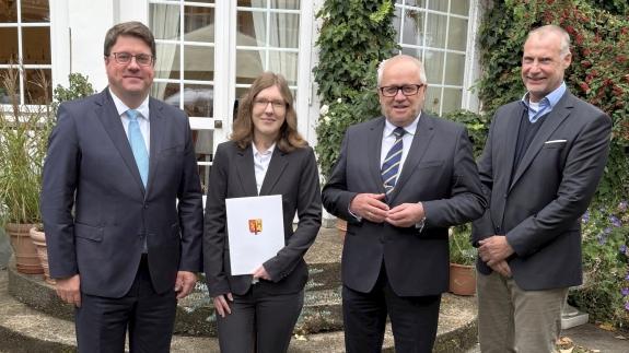 Prof. Dr. Carsten Engelhard, Preisträgerin Maren Kipping, Landrat Dr. Peter Enders, Andreas Düngen (Uni Siegen).