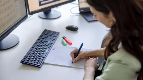 Eine Frau arbeitet im Homeoffice an einem Camputer