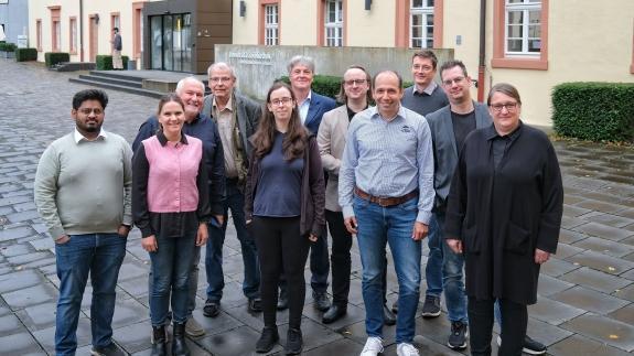 Beteiligte Partner des Projektes GAiST stehen vor der Uni-Bibliothek am Campus Unteres Schloss.