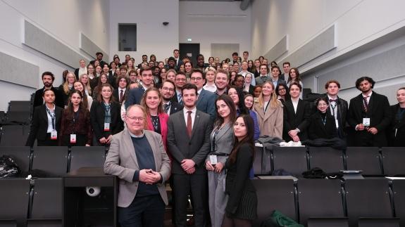 Menschen im Hörsaal der Uni Siegen bei der SiegMUN-Konferenz