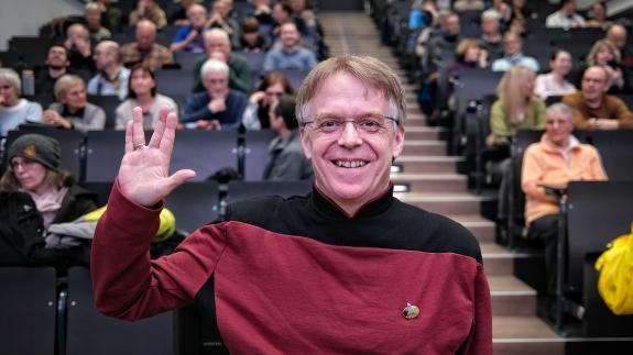 Prof. Michel bei der Rosenmontagsvorlesung über Enterprise und Star Trek.