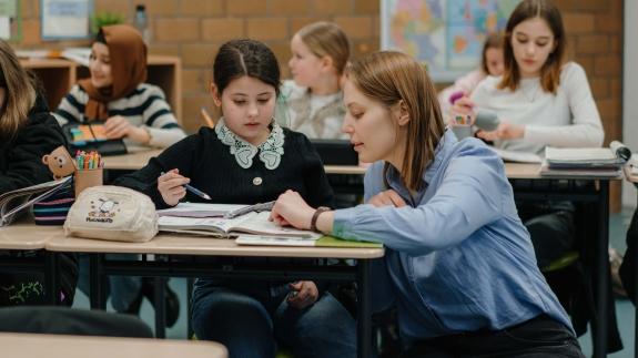 studentische Lehrerin im Klassenzimmer