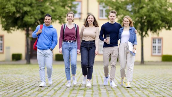 Studierendengruppe läuft über Schlossplatz