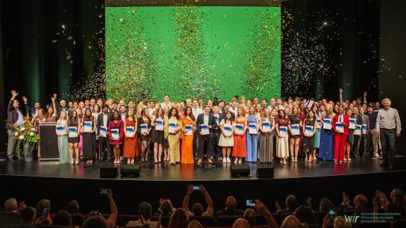 Foto der Absolventen bei der Examensfeier 2026