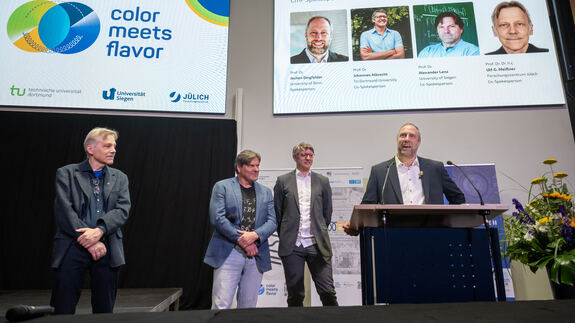 Die vier Spokespersons des Exzellenzclusters stehen auf der Bühne bei der Eröffnungsfeier.