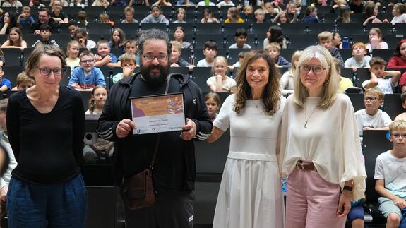 Kinderbuchpreis für Benjamin Tienti. Es gratulieren Daniel Stein, Barbara Müller-Naendrup, Susanne El Hachimi-Schreiber