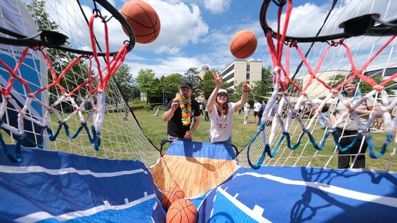 Studierende spielen Basketball aus der LEO-Wiese