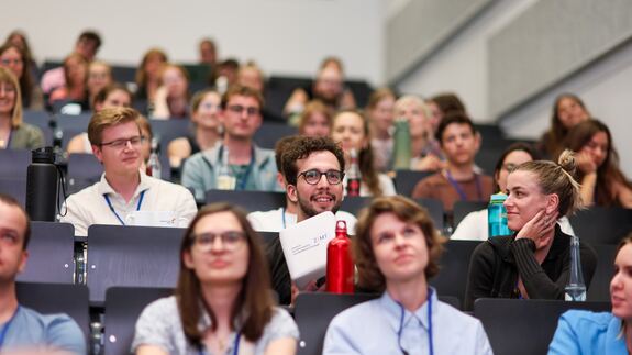 Die Teilnehmenden der Summer School bei einer gemeinsamen Diskussion.