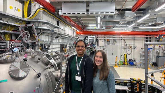 Michelle Dargasz (Erstautorin der Studie, rechts) und Nimmi Das Anthuparambil (Zweitautorin, links) am „Materials Imaging and Dynamics“ (MID)-Instrument des European XFEL, wo die Experimente durchgeführt wurden.