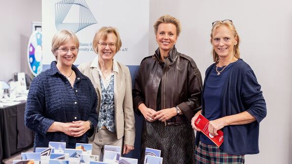 Von links: Prof. Dr. Angelika Epple (Rektorin Uni Bielefeld), Prof. Dr. Stefanie Reese (Rektorin Uni Siegen), Ina Brandes (Ministerin für Kultur und Wissenschaft des Landes Nordrhein-Westfalen) und Prof. Dr. Birgitta Wolff (Rektorin Uni Wuppertal).