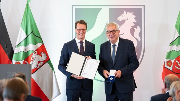 NRW-Ministerpräsident Hendrik Wüst (l.) mit Arndt G. Kirchhoff (r.)