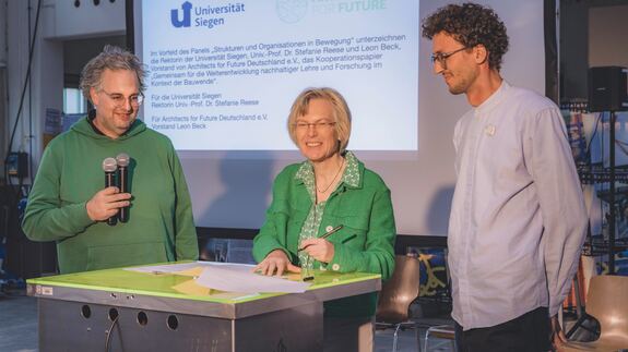 Rektorin Prof. Dr. Stefanie Reese unterzeichnet die Kooperation zwischen der Universität Siegen und Architects for Future