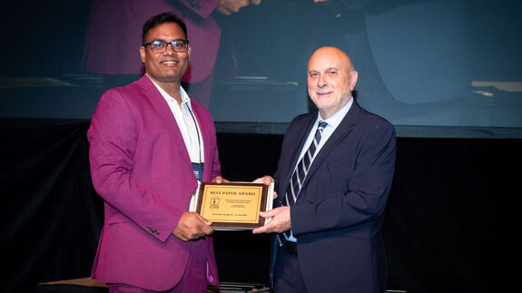 Dr. Md Shjalal (links) mit Prof. Dr. Constantine Stephanidis, Vorsitzender der HCI International 2026.