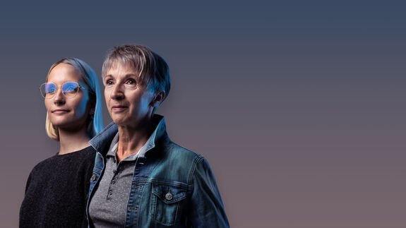 Eine ältere und eine jüngere Frau stehen nebeneinander