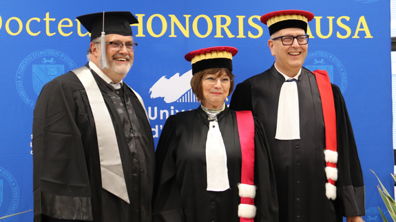 Die Universität Orléans hat zum 720. Gründungsjubiläum Prof. Dr.-Ing. Peter Haring Bolívar von der Universität Siegen die Ehrendoktorwürde verliehen.