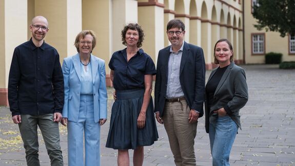 Künstlerin Antje Schiffers mit Rektorin Reese und Museumsdirektor Thiel.