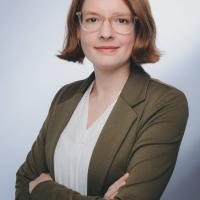 Bianca Geurden, Frau mit verschränkten Armen vor grauem Hintergrund