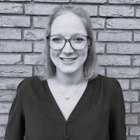 Foto von Lisa Rühl in schwarz-weiß.
