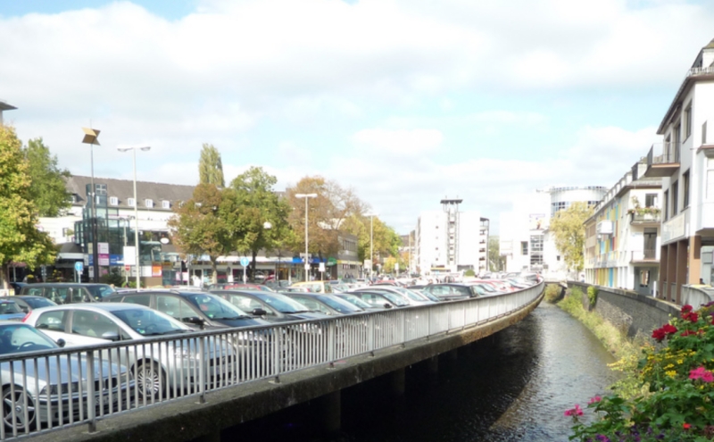 großes Bild Parkplatz auf der „Siegplatte“ (vor Beginn der Abrissarbeiten)