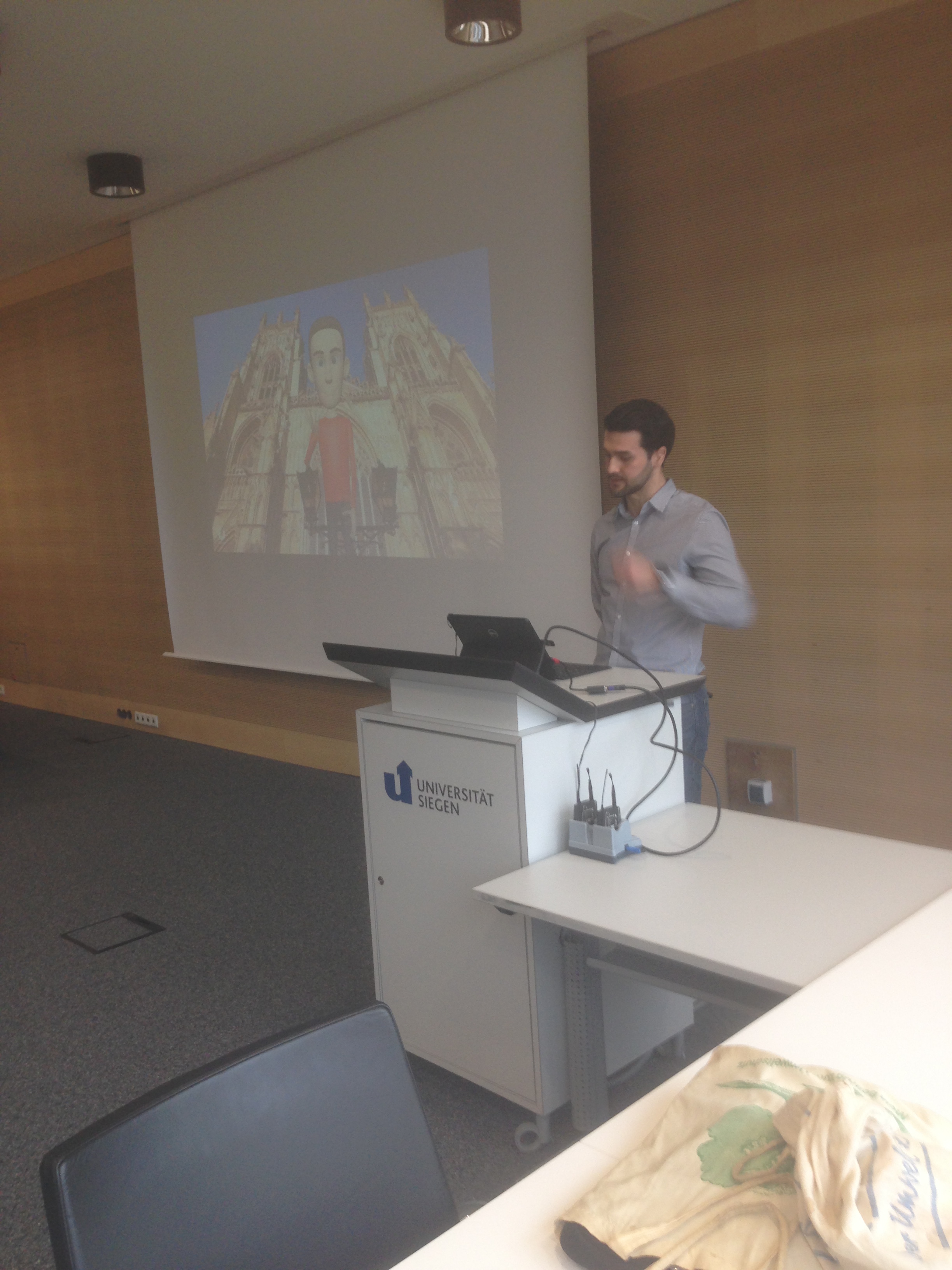 Peter Sahm und Klaus Rotthoff (Zentrums für Entwicklungsländerforschung und Wissenstransfer [ZEW]) stellen das Projekt eines 3D-Avatars zur Unterstützung der Kommunikation mit gehörlosen Menschen vor