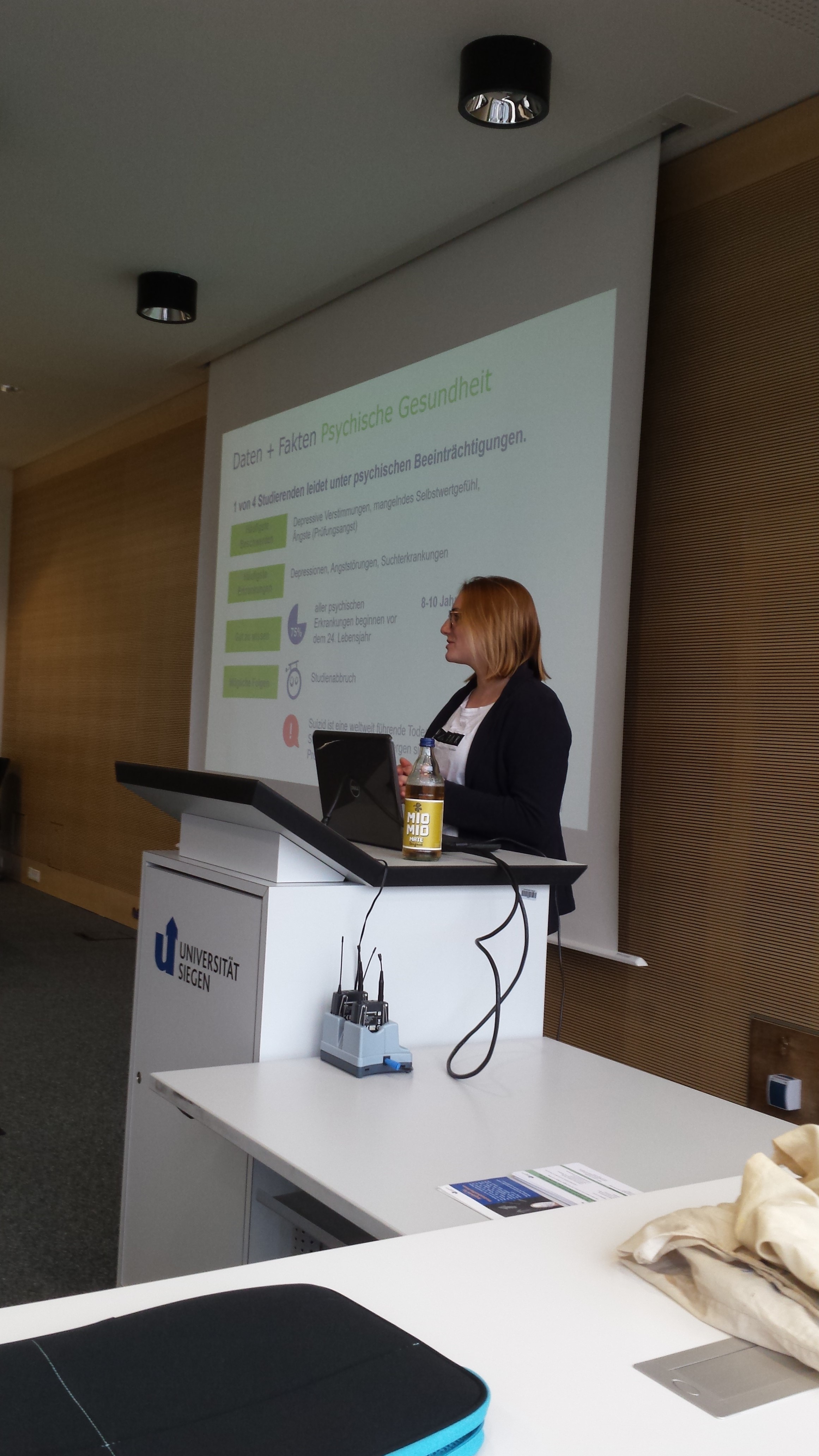 Ulrike Lennartz und Anna Feuersbach (Irrsinnig Menschlich e.V.) klären beim Workshop