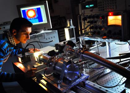 HQE-Mitarbeiter Francesco Voltolina vor Quanten-Kaskaden-Laser (in Betrieb)