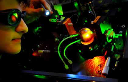 HQE-Mitarbeiter Dustin Surawicz vor Laser (in Betrieb)