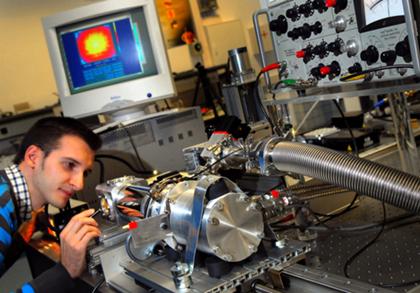 HQE-Mitarbeiter Francesco Voltolina vor Quanten-Kaskaden-Laser