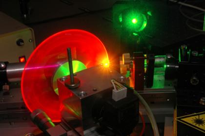CW-Polymerlaser: Pumplaser trifft auf Dye Laser Disc (DLD)
