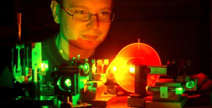 Dr. Rainer Bornemann vor CW-Polymerlaser (in Betrieb)