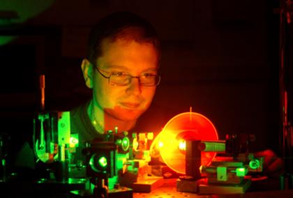 Dr. Rainer Bornemann (ZESS) vor CW-Polymerlaser (in Betrieb)