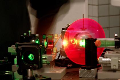 CW-Polymerlaser: Pumplaser trifft auf DLD