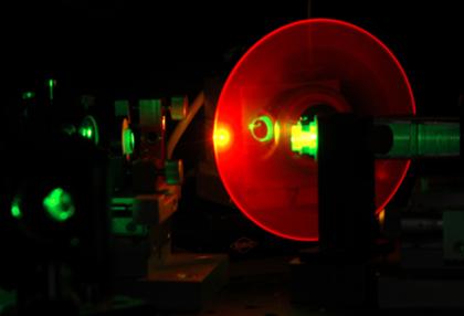 CW-Polymerlaser: Pumplaser trifft auf Dye Laser Disc (DLD)