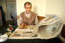 Leser der Hürriyet in einer Teestube in Köln