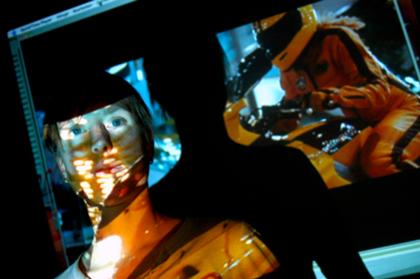 Henriette Heidbrink, wissenschaftliche Mitarbeiterin des Teilprojekts 'Mediennarrationen und Medienspiele', vor Standbild des Spielfilms 'Kill Bill'