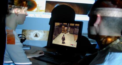 Henriette Heidbrink und Jürgen Sorg, wissenschaftliche Mitarbeiter des Teilprojekts 'Mediennarrationen und Medienspiele', und Spielfigur 'Max Payne'
