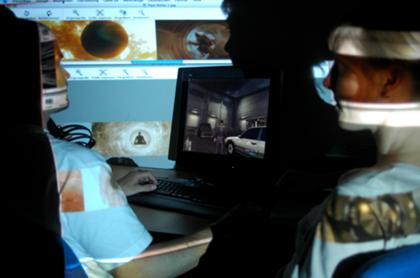 Henriette Heidbrink und Jürgen Sorg, wissenschaftliche Mitarbeiter im Teilprojekt 'Mediennarrationen und Medienspiele', und Spielfigur 'Max Payne'