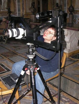 Projektmitarbeiter Roland Kuck fotografiert die David-Skulptur in der Villa Borghese, Rom: Am Computer wird aus den Fotos anschließend das 3D Bild konstruiert