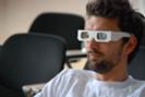 Betrachter der David Skulptur mit 3D Brille