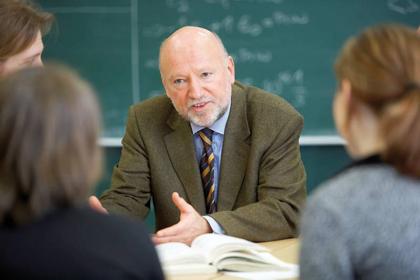 Universität Siegen, Fachbereich Mathematik, Prof. Rainer Danckwerts,Rechte Dritter sind betroffen, Nutzung frei für interne und externe Pressearbeit sowie Veröffentlichungen im Rahmen der Telekom-Stiftung und Tätigkeitsbericht. U r h e b e r : r o b e r t d i e t h, d i e t h + s c h r ö d e r - f o t o g r a f i e, k i r c h p l a t z 9, 5 5 5 7 8 s t . j o h a n n, w w w . d i e t h . c o m