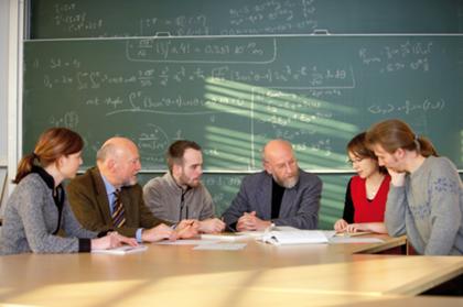 Universität Siegen, Fachbereich Mathematik, Prof. Rainer Danckwerts; Rechte Dritter sind betroffen, Nutzung frei fürr interne und externe Pressearbeit, sowie Veröffentlichungen im Rahmen der Telekom-Stiftung und Tätigkeitsbericht. Wissenschaftliches Team (von l. n. r.): Nicole Schlosser, Prof. Rainer Danckwerts, Thomas Mockenhaupt, Prof. Wolfgang Hein, Susanne Spies, Christian Villwock, Local Caption U r h e b e r : r o b e r t d i e t h d i e t h + s c h r ö d e r - f o t o g r a f i e, k i r c h p l a t z 9, 5 5 5 7 8 s t . j o h a n n, w w w . d i e t h . c o m